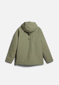 Giacca leggera verde oliva con maniche lunghe e cappuccio vista da dietro su uno sfondo bianco.