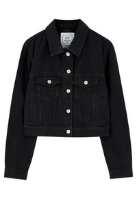 Černá zkrácená džínová bunda s knoflíkovou přední částí, dvěma kapsami na hrudi a klasickým límečkem. Obsahuje stříbrné knoflíky a hladkou texturu.