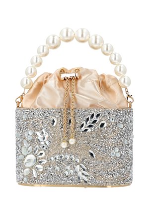 Esti retikül ezüst kristály virágmintákkal, pezsgő szatén tetejével, arany láncos húzózsinórral és nagy gyöngy fogantyúval.