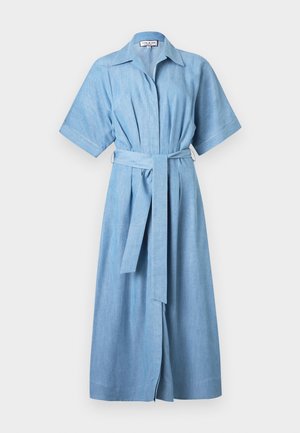 Robe midi bleu clair à manches courtes avec col et ceinture en tissu assorti nouée à la taille, présentant une fermeture boutonnée à l'avant.