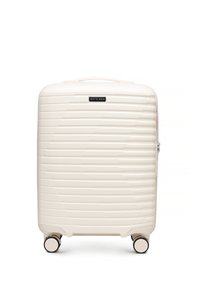 Biała walizka z twardą powłoką z poziomymi żebrowaniami, czarne logo, dwa kółka oraz górny uchwyt ułatwiający transport.