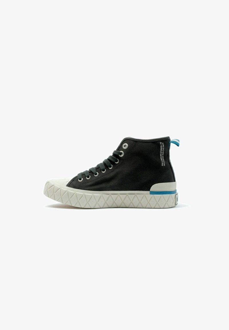 Schwarze High-Top-Sneaker aus Canvas, mit einer weißen Gummikappe an der Zehe und einer strukturierten weißen Außensohle mit blauen Akzenten an der Ferse.