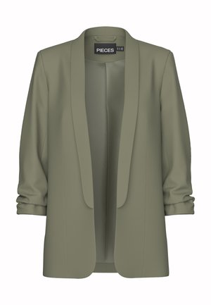 Blazer femme vert olive avec col châle et manches longues froncées, devant ouvert, étiqueté "PIECES" à l'intérieur du col.