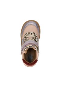 Roze en zilveren sneaker met een leopardenprint strap. Heeft een ronde neus, is gemaakt van stof en synthetische materialen, heeft een rubberen zool en een gevoerde binnenzool.