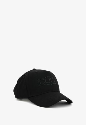 Zwarte baseballcap van stof met een gebogen vizier. Bevat een reliëflogo aan de voorkant, strak ontwerp zonder verdere patronen.