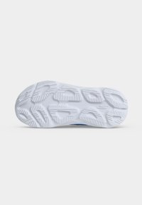 Semelle blanche de basket avec motif de bande de roulement texturé, rainures visibles et parties surélevées pour l’adhérence, présentée sur un fond clair uni.
