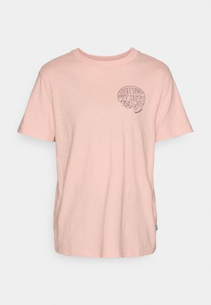 Šviesiai rožinė medvilnės marškinėliai trumpomis rankovėmis, apvaliu iškirpimu ir juodu piešiniu "MATYSIME ČIA" kairėje krūtinės pusėje.