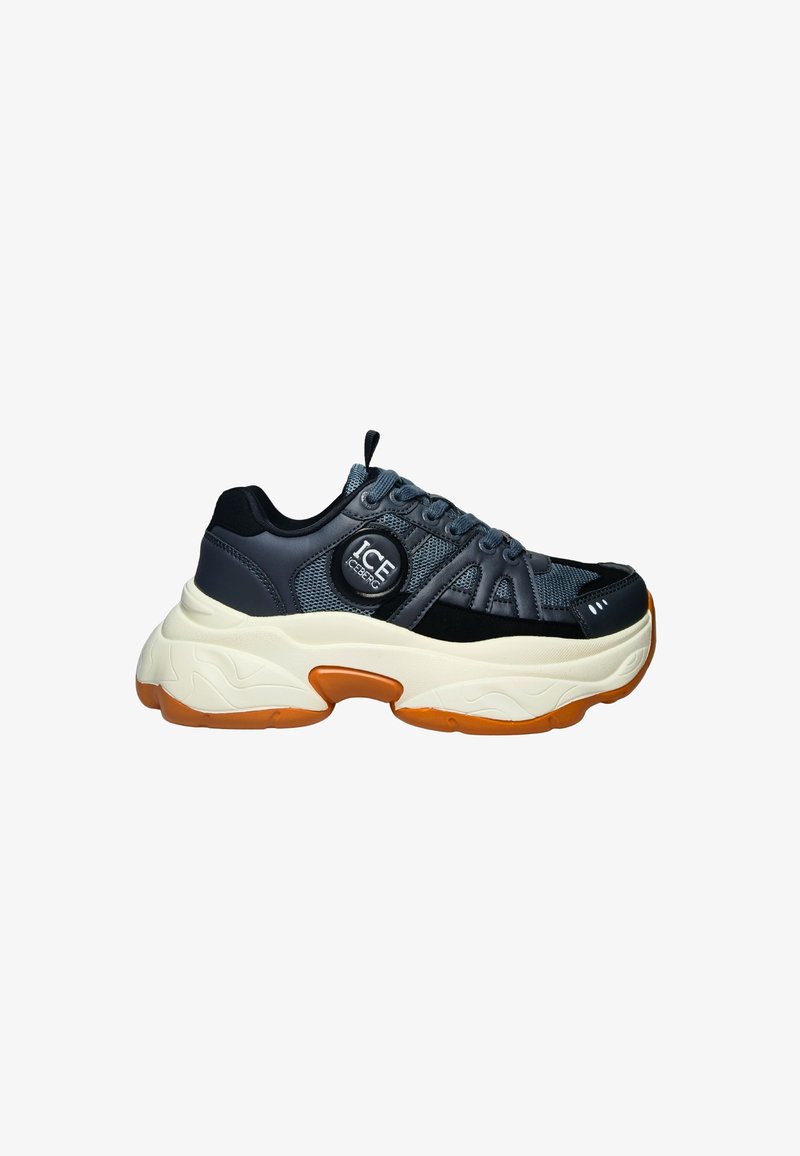 Baskets épaisses avec dessus en mesh noir et marine ainsi qu'en cuir, semelle épaisse blanche, semelle extérieure orange et logo circulaire "ICE ICEBERG" sur le côté.