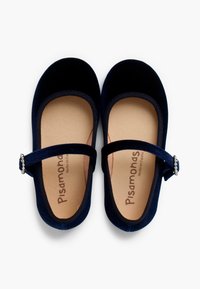 Zapatos Mary Jane de terciopelo azul marino con punta redonda, correa ajustable y detalle de hebilla decorativa. Plantilla suave con impresión de la marca.