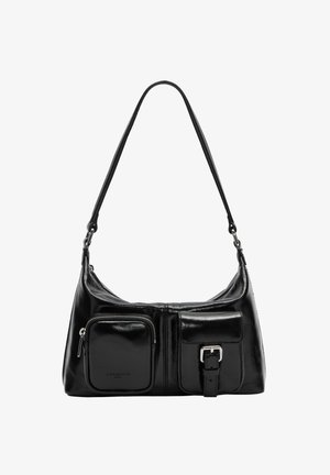 Czarna skórzana torebka na ramię o zaokrąglonym kształcie, z frontową kieszonką na zamek i detalem w postaci klamry po boku. Gładka faktura.