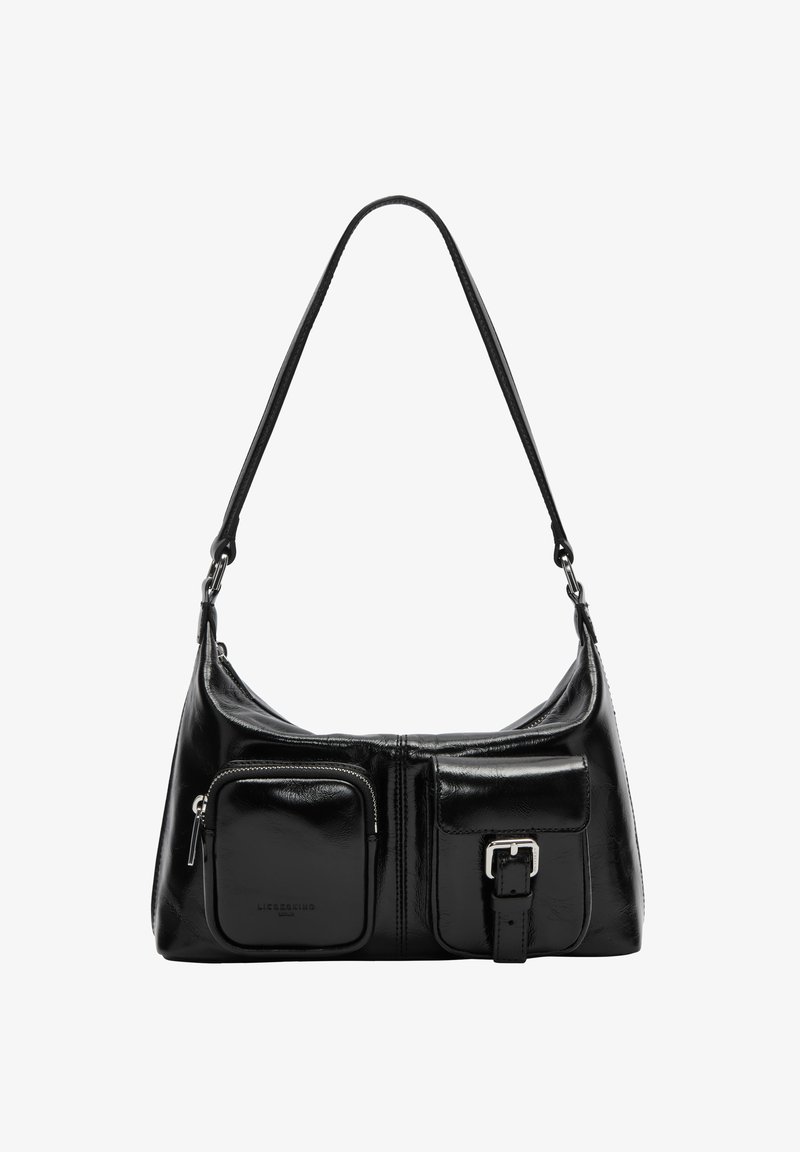 Czarna skórzana torebka na ramię o zaokrąglonym kształcie, z frontową kieszonką na zamek i detalem w postaci klamry po boku. Gładka faktura.