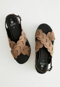 Next REGULAR FIT - Sandále na platforme - mink brown