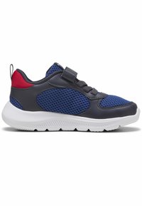 Des chaussures de sport bleues avec une tige en maille, des accents en cuir noir, des détails gris et une semelle en caoutchouc blanc. Elles sont dotées d'une sangle auto-agrippante pour un maintien sécurisé.