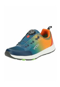 Sportschuh mit einem obermaterial aus blau-orangefarbigem Verlauf, BOA-Schnürsystem, Gummisohle und grünen Akzenten auf der Außensohle. Leichtes Design.