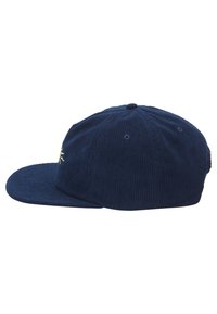 Gorra de pana azul marino con corona redondeada, visera plana y detalle de sol bordado en la parte frontal. Presenta una tela texturizada y orificios de ventilación.