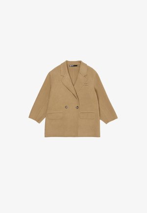 Beżowy dwurzędowy płaszcz wykonany z mieszanki wełny, z wyłogowym kołnierzem, dwiema przednimi kieszeniami oraz luźnym krojem z rękawami o długości trzech czwartych.