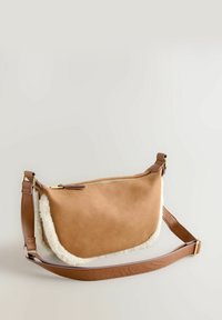 Borsa in suede marrone con bordi in pelliccia bianca. Presenta una cerniera dorata e una tracolla in pelle marrone. Forma compatta e curva.
