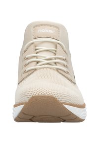 Sneaker beige in rete con lacci piatti, lati rinforzati e suola imbottita. Presenta un'etichetta con il logo sulla linguetta e una punta testurizzata.