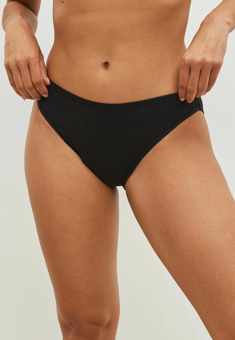 Crne pamučne bikini gaćice s niskim strukom, glatke teksture i elastičnom trakom u struku, s minimalnim šavovima duž rubova.