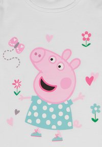 Rosa Cartoon-Schwein mit rundem Gesicht, das ein blaues Kleid mit weißen Punkten trägt. Umgeben von Blumen, einem Schmetterling und Herzen, alles auf einem weißen Hintergrund.