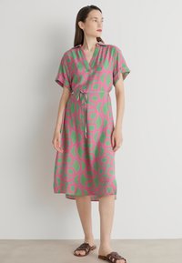 GANT MONOGRAM CAFTAN - Vardagsklänning - perky pink