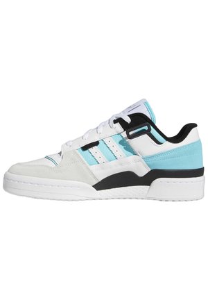 Witte en lichtblauwe sneaker met suede en textielmaterialen, een klassiek high-top ontwerp, zwarte accenten en drie strepen aan de zijkant.