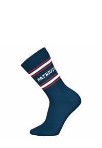 Calcetines de algodón azul marino con puño acanalado, con franjas rojas y blancas y la palabra "PATRIOTS" en letras blancas en la sección superior.