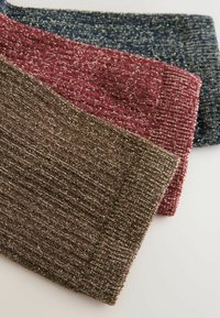 Trzy dziane szaliki w różnych kolorach: ciemnoniebieskim, burgundowym i ziemistym brązie, każdy z fakturą z błyszczących z�łotych nitek.