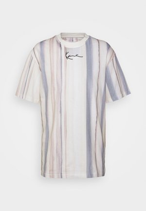 T-shirt à manches courtes et col rond avec des rayures verticales beige, bleu clair et marron clair, et un logo signature noir sur la poitrine.