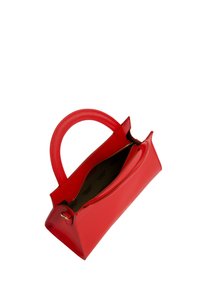 Rote Lederhandtasche mit glatter Textur, einem runden Griff und einem Reißverschluss, ausgestattet mit einem Innenfutter im Muster des Markennamens.
