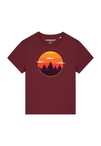 T-shirt en coton bordeaux avec un graphique circulaire représentant un coucher de soleil aux teintes orange et jaune sur des silhouettes de pins.