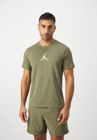 Jordan JUMPMAN SHORT SLEEVE CREW - Spordi T-särk - medium olive/white