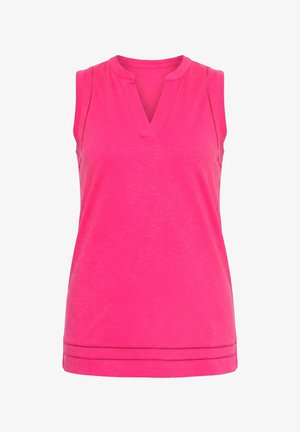 Rukávů prostý jasně růžový top s výstřihem do V a dekorativními švy podél průramků a lemu.