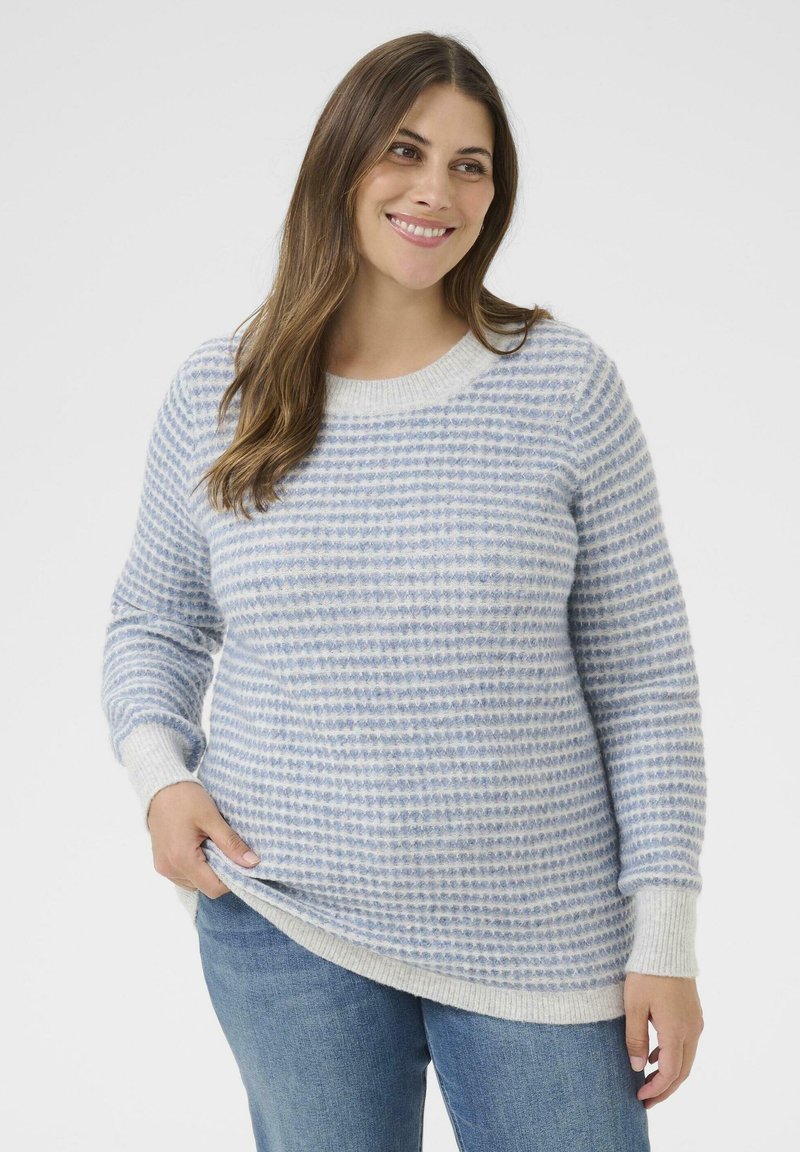 Pull à rayures bleu clair et blanc, avec un col rond et des poignets côtelés. Fabriqué en matériau doux et texturé, avec une coupe décontractée.