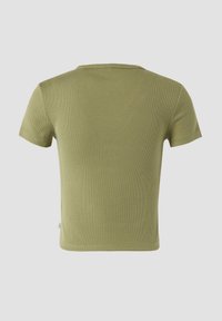 Olijfgroene t-shirt met korte mouwen, geribbelde textuur, ronde halslijn, getailleerd ontwerp, rechte zoom, label aan de onderkant aan de linkerkant.