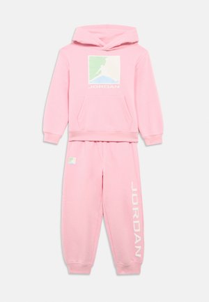 Ensemble sweat à capuche et pantalon rose avec logo Jordan pastel sur la poitrine et le pantalon, avec une poche kangourou et des poignets élastiques.