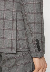 Isaac Dewhirst THE FASHION SUIT PEAK  - Κοστούμι - grey/bordaeux