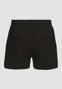 Shorts noirs en tissu doux avec une taille élastique, comportant deux poches arrière et une texture lisse.