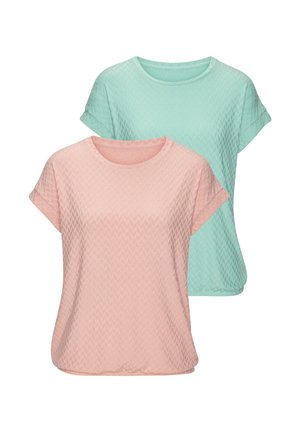 Zwei kurzärmelige T-Shirts: eines in Pastellrosa und eines in hellem Minzgrün, mit einem strukturierten Zickzackmuster auf weichem Stoff.