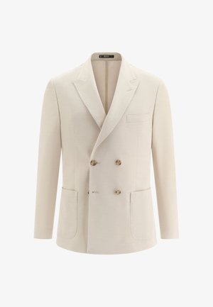 Veste beige croisée à larges revers, dotée de quatre boutons en écaille, deux poches plaquées et une poche poitrine, présentée sur fond blanc.