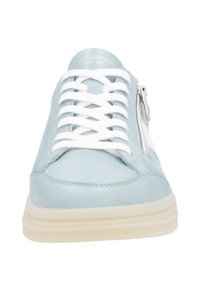 Baskets en cuir bleu clair avec fermeture à lacets blancs, zip sur le côté et semelle en caoutchouc crème. Design épuré avec des accents minimaux.