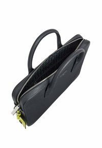 Bolsa de portátil de cuero negro con un acabado texturizado, asas superiores dobles, cierre de cremallera y un interior de patrón en contraste, con herrajes decorativos.