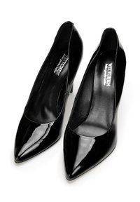 Paar schwarzer Lackleder-Pumps mit spitzer Spitze und "WITTCHEN"-Markenlogo innen, dargestellt vor weißem Hintergrund.