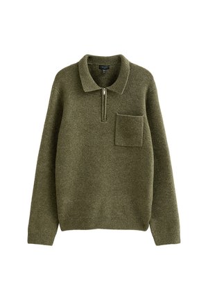Donkergroen gebreide pullover met een kwart rits, een kraag en een patchzak op de linkerborst. Geribde mouwen en onderkant met een gestructureerd oppervlak.