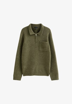 Pullover di maglia verde scuro con zip a quarto, colletto e tasca a toppa sul lato sinistro del petto. Polsini e orlo a coste con superficie strutturata.