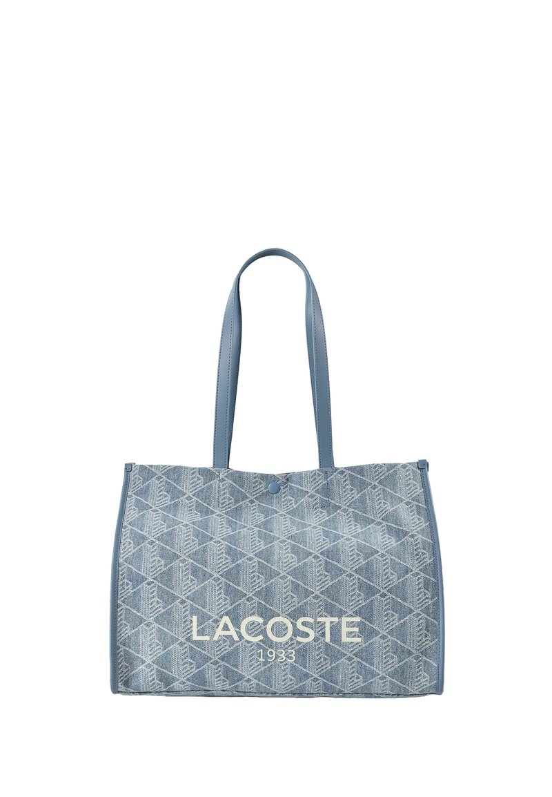Borsa tote in denim blu con motivo a diamante, due spalline, chiusura con bottone e stampa "LACOSTE 1933" sul davanti.