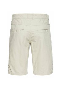 Lichtbeige shorts van zacht stof, met twee achterzakken en ceintuuropjes, met een relaxte fit en een licht opgerolde onderrand.