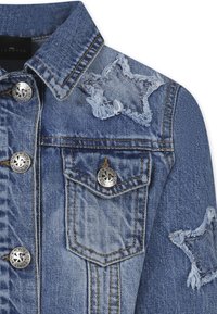 Denim jack in lichtblauw met een verouderde afwerking. Voorzien van stervormige patches, zilveren hardware en een klassieke knoopsluiting.