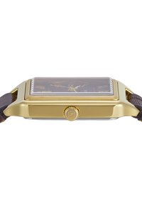 Montre rectangulaire dorée avec un bracelet en cuir marron, un verre clair et un cadran noir avec des accents dorés et des chiffres romains.