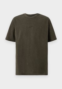 Tricou din bumbac de culoare verde măsliniu, cu guler rotund, mâneci scurte și un logo Nike subtil, brodat pe piept.